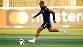 Gelandang timnas Brasil sekaligus Tottenham Hotspur Lucas Moura menggiring bola dalam sesi latihan. Lucas kembali tampil bersinar bersama Tottenham. (Reuters/Andrew Boyers)