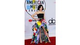 Tiffany Young mengguncang karpet merah AMA 2018 dengan gaun strapless Versace. (REUTERS/Mike Blake)
