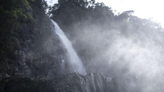 Menikmati Debur Air Terjun Segenter Di Lombok Menikmati Debur Air Terjun Segenter Di Lombok