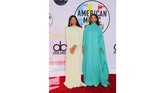 Duo R&B Chloe Bailey and Halle Bailey dari Chloe x Halle. tampil memakai baju ‘kembaran.’ Hanya saja gaun panjang oversizednya ini terlihat seperti kelompok paduan suara. (REUTERS/Mike Blake)