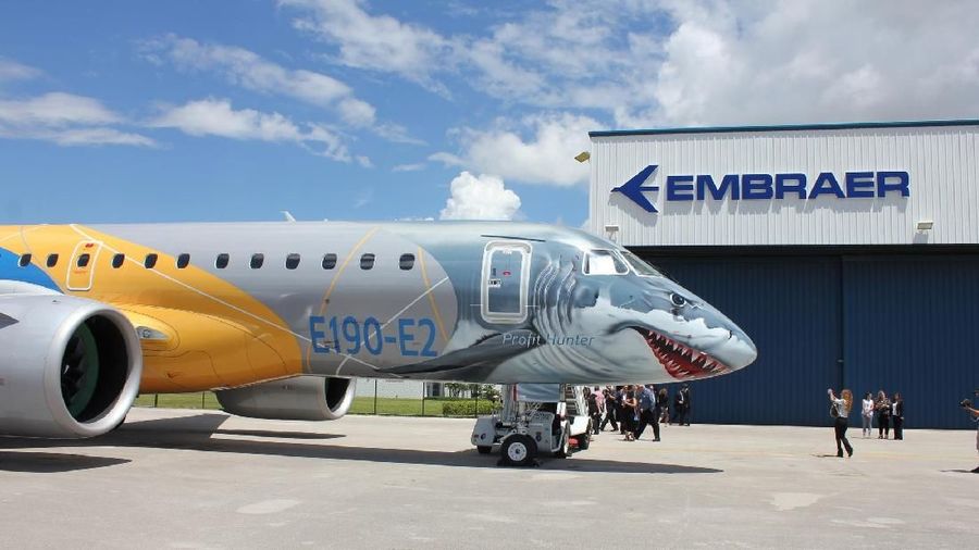 Salah satu pabrikan pesawat terbesar Embraer mendesain pesawat tipe E190-E2nya dengan corak Hiu.