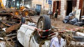 Perempuan yang tengah berada di dalam mobil dengan anaknya juga tewas. (REUTERS/Enrique Calvo)