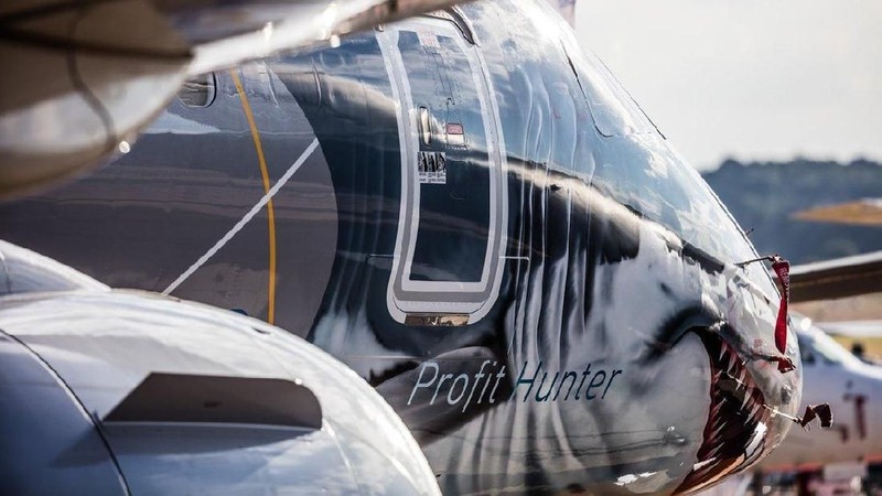Salah satu pabrikan pesawat terbesar Embraer mendesain pesawat tipe E190-E2nya dengan corak Hiu.
