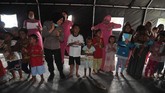 Sejumlah anak korban tsunami mengikuti trauma healing di posko penampungan pengungsi halaman Masjid Agung Darussalam Palu, Sulawesi Tengah, Selasa (9/10). Trauma healing yang dilakukan untuk membantu memulihkan kejiwaan anak pascagempa bumi dan tsunami. ANTARA FOTO/Basri Marzuki/aww/18.