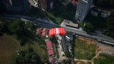 Beberapa waktu lalu menara Kuala Lumpur, Malaysia, dipilih menjadi lokasi ajang tahunan internasional base jumping. Melayang dari ketinggian 300 meter jelas bukan perkara yang menyenangkan bagi kebanyakan orang.