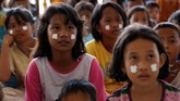 Kelas-kelas pendidikan juga digelar di tempat-tempat pengungsian. Di sana anak-anak bisa mengikuti kegiatan belajar-mengajar yang digelar oleh relawan. REUTERS/Darren Whiteside