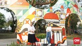 Tak luput Gerbang Mural hasil karya lima seniman muda Semarang yakni Puthut Aldoko Wilis, Arief Hadinata, Azis Wicaksono, Guruh Indra W dan Muhammad So’if turut menghiasi taman ini. (CNN Indonesia/Agniya Khoiri)