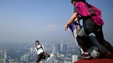 Secara harfiah, ‘base’ bisa bisa diartikan tempat yang tinggi. Sehingga base juming adalah melompat dari tempat-tempat yang tinggi.