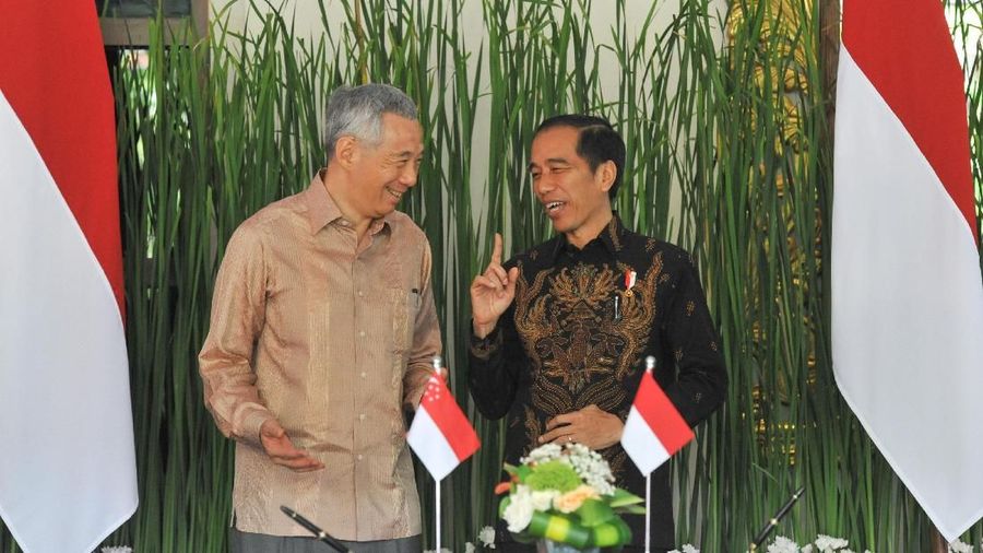 Presiden Indonesia Joko Widodo (kanan) mendampingi Perdana Menteri Singapura Lee Hsien Loong (kiri) berjabat tangan dalam sesi foto kepada wartawan sebelum mengadakan pertemuan bilateral di sela Pertemuan Tahunan IMF - World Bank Group 2018 di Nusa Dua, Bali, Kamis (11/10). ICom/Veri Sanovri