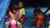 Anak-anak pengungsi gempa dan tsunami Palu selama masa penanganan dan evakuasi banyak menghabiskan waktu bermain di tempat pengungsian. ANTARA FOTO/Yusran Uccang/aww/18.