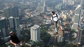 Namun ada yang juga yang menulisnya dengan B.A.S.E jumping, di mana B.A.S.E merupakan akronim dari Buildings (bangunan), Antennas (menara), Spans (jembatan), and Earth (tempat-tempat tinggi di bumi).
