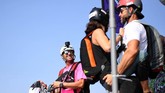 Sekilas olahraga ekstrim ini mirip dengan bungee jumping, namun dicampur dengan terjun payung.