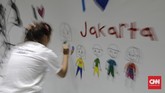 Sejumlah penyandang disabilitas melukis mural di kanvas sepanjang 20 meter, di Balaikota, Jakarta, Kamis, 11 Oktober 2018. (CNNIndonesia/Adhi Wicaksono.)