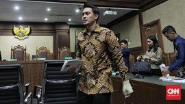Terima Vonis Lebih Rendah, Zumi Zola Tak Ajukan Banding