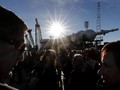 Saksikan Detik-detik Roket Soyuz Terbangkan 3 Astronaut