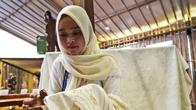 IMF Guests Get First-Hand Experience of Batik Making
