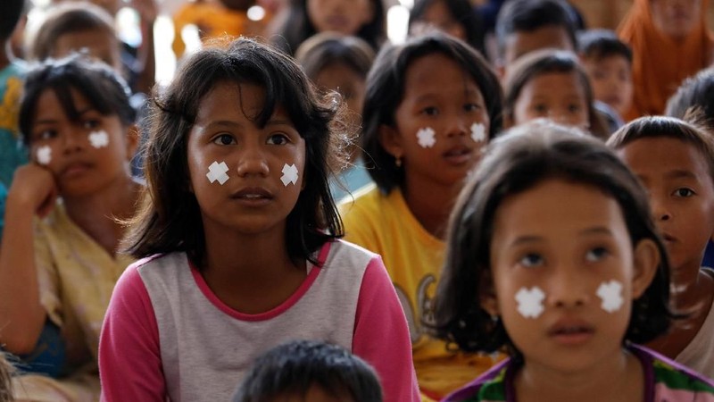 Berbagai cara dilakukan untuk membantu agar anak-anak dapat hidup lebih ceria lagi dan menghilangkan trauma yang ia rasakan