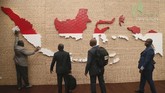 Peserta Pertemuan Tahunan IMF-World Bank Group 2018 melihat luasnya wilayah Indonesia lewat peta yang terdapat di Paviliun Indonesia di Nusa Dua, Bali. (ANTARA FOTO/Wisnu Widiantoro).