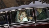 Ketika turun dari mobil dan berjalan menaiki tangga kapel didampingi pengasuh kerajaan, Putri Charlotte sempat berbalik badan dan melemparkan ciuman dengan tangannya ke keramaian. (Aaron Chown/Pool via REUTERS)