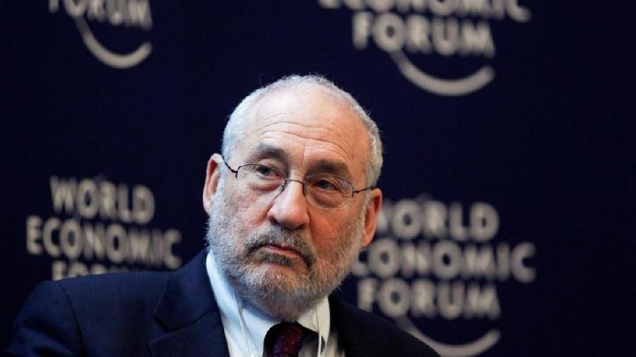 Nobel Prize-winning economist Joseph E. Stiglitz attends a session at the World Economic Forum (WEF) in Davos, January 26, 2012. REUTERS/Christian Hartmann/File Photo