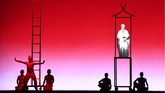 Penari mementaskan teater musikal La Galigo di panggung terbuka pada rangkaian Pertemuan Tahunan IMF-World Bank 2018. (ANTARA FOTO/Anis Efizudin).