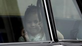 Putri Charlotte dan lima bridesmaid lainnya memegang buket bunga lili yang disempro wewangian mawar karya Rob Van Helden yang merefleksikan buket bunga pernikahan Putri Eugenie. (Alastair Grant/Pool via REUTERS)