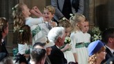 Anak Pangeran William dan Kate Middleton, Pangeran George dan Putri Charlotte kembali dipercaya menjadi pendamping di pernikahan anggota kerajaan Inggris, Putri Eugenie dan Jack Brooksbank di Windsor Castle, Jumat (12/10). (Yui Mok/PA Wire /Pool via REUTERS)