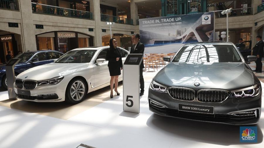 Pengunjung melihat BMW Seri 5 rakitan lokal pada acara BMW Exhibition di Plaza Senayan, Jakarta, Jumat,(12/10). Program trade-in dan trade-up merupakan solusi bagi pelanggan yang ingin meremajakan kendaraannya dengan model terbaru BMW. (CNBC Indonesia/Muhammad Sabki)