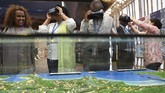 Sejumlah delegasi mencoba alat Virtual Reality (VR) dan Augmented Reality (AR) ketika mengunjungi pameran di Paviliun Indonesia. (ANTARA FOTO/Zabur Karuru).