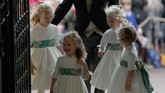 Pangeran George, Putri Charlotte dan anak penyanyi Robbie Williams, Theodora datang ke lokasi pernikahan menumpangi mobil yang sama. Putri Charlotte sempat mengeluarkan ekspresi wajah yang lucu dari dalam mobil. (Yui Mok/Pool via REUTERS)