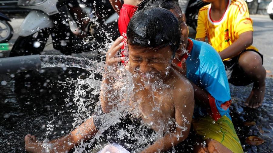 Berbagai cara dilakukan untuk membantu agar anak-anak dapat hidup lebih ceria lagi dan menghilangkan trauma yang ia rasakan