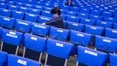 Petugas melakukan persiapan terakhir jelang Pleno Pertemuan Tahunan IMF-World Bank di Plenary Hall Bali Nusa Dua Convention Center (BNDCC). (ANTARA FOTO/M Agung Rajasa).