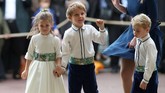 George menjadi page boy bersama dengan Louis de Givenchy. Sedangkan Charlotte menjadi bridesmaid bersama sepupunya Savannah dan Isla Phillips, Mia Tindall, Theodora Williams dan Maud Windsor. (Yui Mok/Pool via REUTERS)