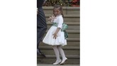 Pakaian pageboys dan gaun bridesmaid ini dirancang oleh Amaia Arrieta dari Amaia Kids. Rancangan gaun putih dengan pita berwarna hijau ini menggabungkan karya seni dari Mark Bradford. (Steve Parsons/Pool via REUTERS)