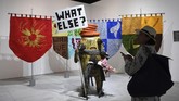 Pengunjung mengamati karya seni rupa yang dipamerkan pada Art Bali 2018 di Bali Collection di area penyelenggaraan pertemuan tahunan IMF-World Bank 2018. (ANTARA FOTO/Zabur Karuru).