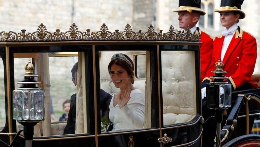 Eugenie dan Jack melakukan perjalanan ke lokasi resepsi dengan Aston Martin, yang awalnya dibuat untuk film Specter James Bond.