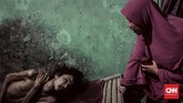 Selepas kepergian sang ibu, kondisi Asep kian tak terurus. Praktis hanya Pepen Supenti (46), kakak kandung Asep yang ada. Mengurus keluarga sekaligus menjaga Asep tentu bukan urusan yang mudah.