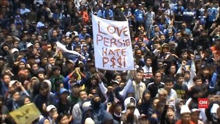 VIDEO: Ribuan Bobotoh Gelar Unjuk Rasa Usai Persib Dihukum