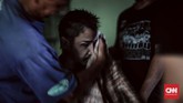 Berbagai cara telah dilakukan Pepen dan keluarga untuk 'menyelamatkan' Asep. Segala hal dilakukan oleh keluarga demi kesembuhan Asep, sekalipun uang tabungan keluarga yang perlahan habis.