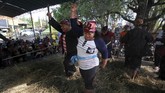 Gulat Okol merupakan tradisi yang berasal dari Madura. Sementara sebagian lagi berpendapat bahwa tradisi itu berasal dari daerah Gresik. Perbedaan asal-usul tidaklah menjadi soal bagi masyarakat. Mereka datang beramai-ramai untuk bersenang-senang dalam hiburan rakyat tersebut. (ANTARA FOTO/Moch Asim).