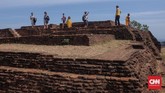Istana raja dibangun di puncak batu karang tunggal yang merupakan sisa dari gunung berapi yang sudah punah. Saat ini, yang tersisa dari istana tersebut hanya pondasinya saja setinggi dua lapis batu bata besar, jadi tidak banyak yang bisa dinikmati secara visual dari lokasi spesifik ini. (CNN Indonesia/Safir Makki)