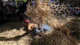 FOTO : Menengok Tradisi Gulat Okol di Surabaya FOTO : Menengok Tradisi Gulat Okol di Surabaya