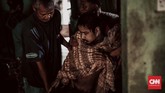 Sejak saat itu, Asep mulai sering mengurung diri dalam kamar.
