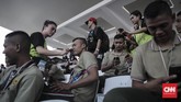 Sejumlah pasukan TNI yang turut mengisi acara penutupan Asian Para Games 2018 bersiap di Stadion Madya, Jakarta (13/10). Acara ini dihadiri oleh Wakil Presiden Jusuf Kalla dan Gubernur DKI Jakarta Anies Baswedan. (CNN Indonesia/Hesti Rika).
