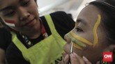 Proses rias wajah para pengisi acara di penutupan Asian Para Games 2018 di Stadion Madya, Jakarta (13/10). Acara ini dihadiri artis, di antaranya Sheryl Shenafia, Rio Febrian, Netral, dan girl band K-POP Ace of Angels (AOA). (CNN Indonesia/Hesti Rika).