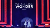 Sherly Sheinafia yang berduet dengan Claudya Fritsca di acara penutupan Asian Para Games 2018 tampil tersenyum di atas panggung. Sheryl dan Claudya merupakan penyanyi theme song Asian Para Games 'Dream High'. (CNN Indonesia/Adhi Wicaksono)