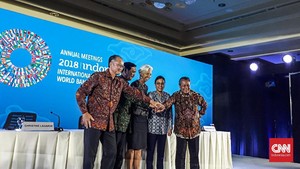 Polemik Pose Satu Jari Bos IMF dan Presiden Bank Dunia