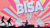 Alafta Hirzi Sodiq, pianis muda penyandang tuna netra, mengiringi lagu yang dibawakan Naura, salah satu penyanyi muda dalam penutupan Asian Para Games 2018. (CNN Indonesia/Adhi Wicaksono)