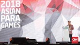 Wakil Presiden Jusuf Kalla menyampaikan pidato pada upacara penutupan Asian Para Games 2018. Menurut JK, target kontingen Indonesia yang membidik 16 medali emas meleset ke atas, karena Tim Merah Putih sukses mengumpulkan 37 emas. (CNN Indonesia/Adhi Wicaksono)