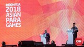 Ketua INAPGOC Raja Sapta Oktohari (kanan) menyampaikan pidato disaksikan Presiden Asian Paralympic Committee Majid Rashed (kiri) pada upacara penutupan Asian Para Games 2018 di Stadion Madya GBK. (CNN Indonesia/Adhi Wicaksono)